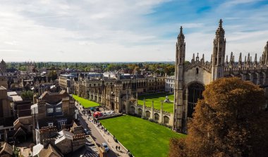 Cambridge, İngiltere'de şehrin havadan görünümü