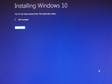 Redwood, ABD - Şubat 2019 yaklaşık: Timelapse yükseltme gösterilen Microsoft Windows 7 için Windows 10. Her ne kadar birçok adet hala Win 7 çalıştırmak, destek güvenli kalmak geçirilecek kullanıcılar zorlama 20 Ocak sona erecektir