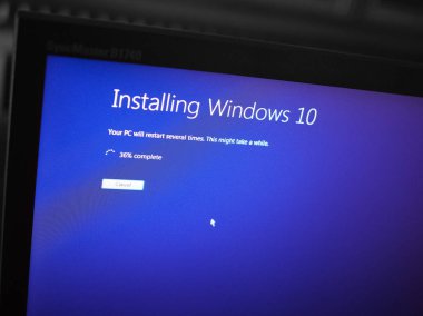 Redwood, ABD - Şubat 2019 yaklaşık: Timelapse yükseltme gösterilen Microsoft Windows 7 için Windows 10. Her ne kadar birçok adet hala Win 7 çalıştırmak, destek güvenli kalmak geçirilecek kullanıcılar zorlama 20 Ocak sona erecektir