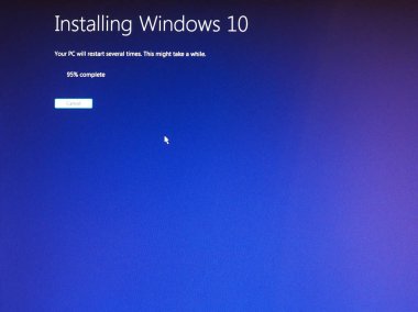 Redwood, ABD - Şubat 2019 yaklaşık: Timelapse yükseltme gösterilen Microsoft Windows 7 için Windows 10. Her ne kadar birçok adet hala Win 7 çalıştırmak, destek güvenli kalmak geçirilecek kullanıcılar zorlama 20 Ocak sona erecektir