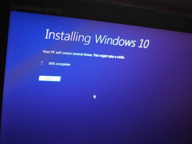 Redwood, ABD - Şubat 2019 yaklaşık: Timelapse yükseltme gösterilen Microsoft Windows 7 için Windows 10. Her ne kadar birçok adet hala Win 7 çalıştırmak, destek güvenli kalmak geçirilecek kullanıcılar zorlama 20 Ocak sona erecektir