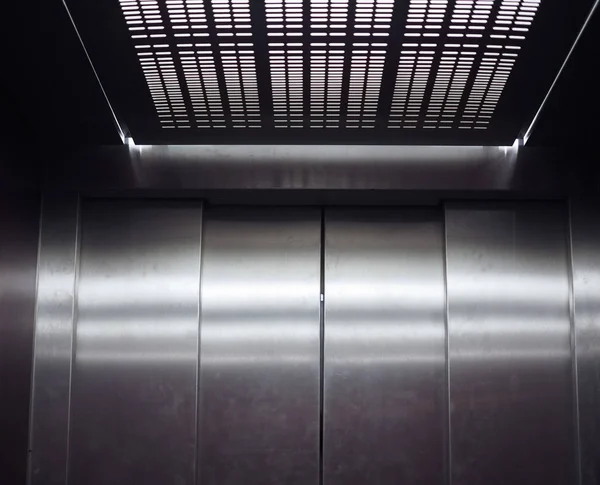 空钢制金属升降机或电梯内部 — 图库照片