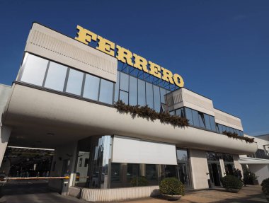 Alba, İtalya - Şubat 2019 yaklaşık: Ferrero çikolata üreticisi ve şekerlemeler şirket merkezi