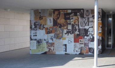 Alba, İtalya - Şubat 2019 yaklaşık: Dal Nulla al Sogno Dada (üzerinden hiçbir rüya anlamına gelir) ve Sürrealizm Fondazione Ferrero Sanat Galerisi'nde sergi