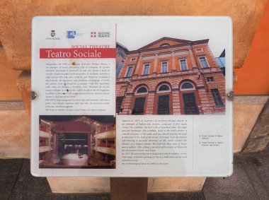 Alba, İtalya - Şubat 2019 yaklaşık: Teatro Sociale (sosyal tiyatro anlamına gelir) işareti