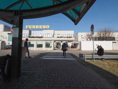 Alba, İtalya - Şubat 2019 yaklaşık: Ferrero çikolata üreticisi ve şekerlemeler şirket merkezi