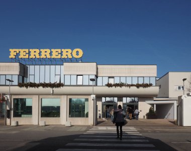 Alba, İtalya - Şubat 2019 yaklaşık: Ferrero çikolata üreticisi ve şekerlemeler şirket merkezi