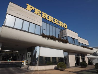 Alba, İtalya - Şubat 2019 yaklaşık: Ferrero çikolata üreticisi ve şekerlemeler şirket merkezi