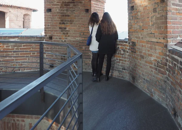 Mujeres mirando la ciudad desde el mirador de Turín —  Fotos de Stock