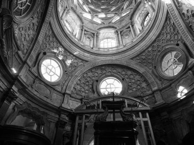 Torino'da Capella della Sindone da kubbede siyah ve beyaz