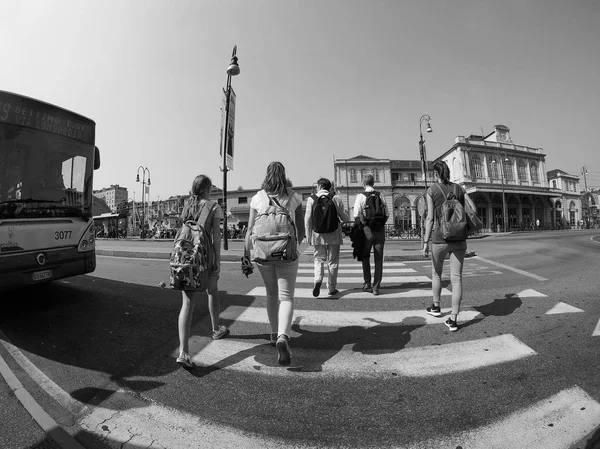 白と黒のトリノ ・ ポルタ ・ スーザ駅 — ストック写真