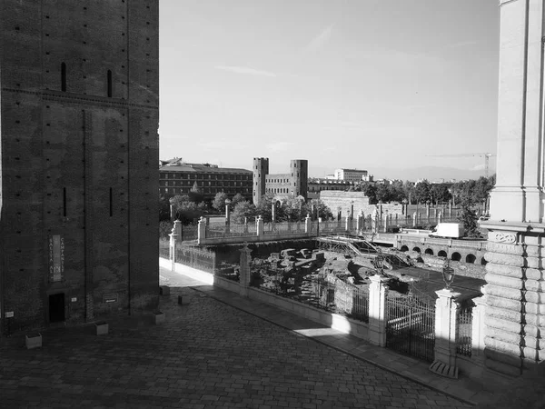 Porta Palatina (Porte Palatine) à Turin en noir et blanc — Photo