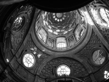 Torino'da Capella della Sindone da kubbede siyah ve beyaz