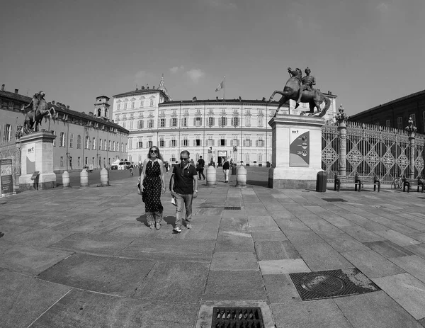 Plac Piazza Castello w Turynie z rybie oko w czerni i w — Zdjęcie stockowe