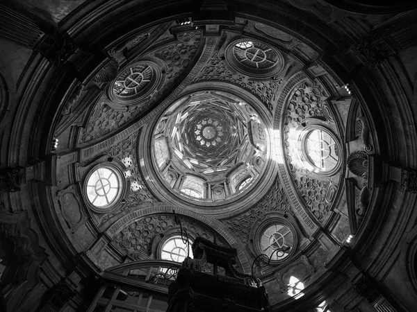 Cappella della Sindone dome v Turíně v černé a bílé — Stock fotografie