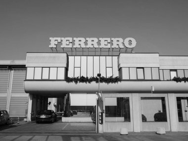 Alba Ferrero merkezinde siyah ve beyaz
