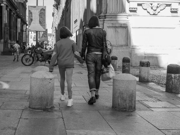 Люди в центре Турина в черно-белом цвете — стоковое фото