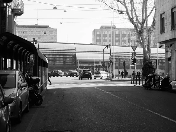 在都灵的波塔苏萨站在黑色和白色 — 图库照片