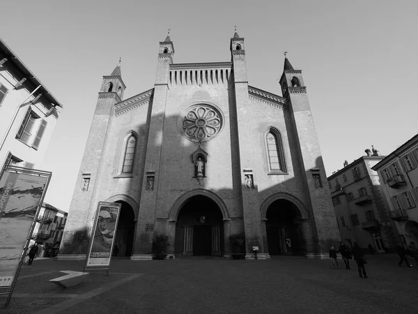 Katedral San Lorenzo di Alba dalam warna hitam dan putih — Stok Foto
