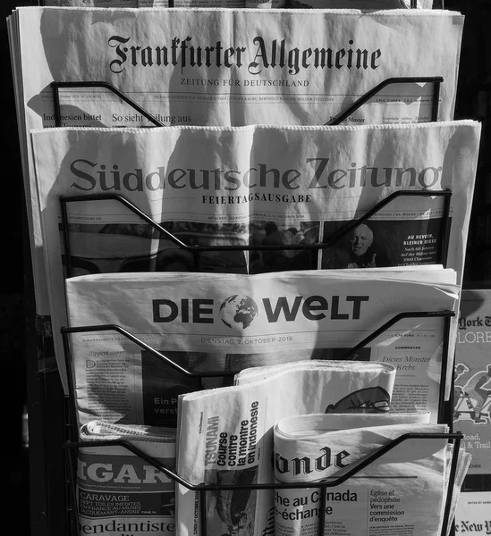Duitse kranten in Turijn in zwart-wit — Stockfoto