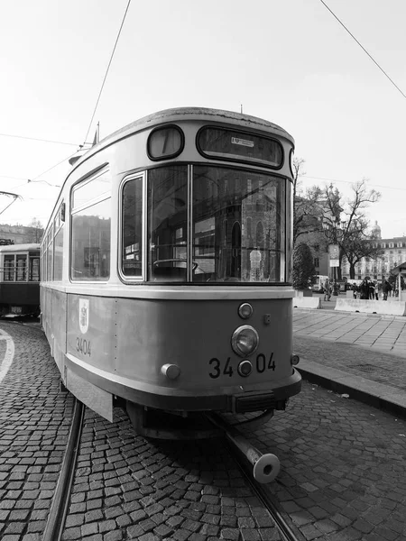 Винтажный немецкий трамвай на фестивале "Тролли" в черно-белом цвете — стоковое фото