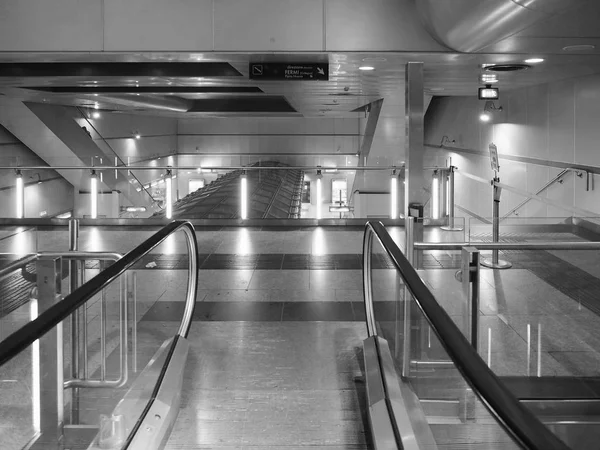 Станция метро Lingotto в Турине черно-белая — стоковое фото