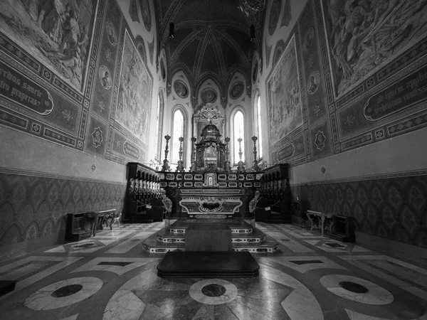 Cathédrale San Lorenzo à Alba en noir et blanc — Photo