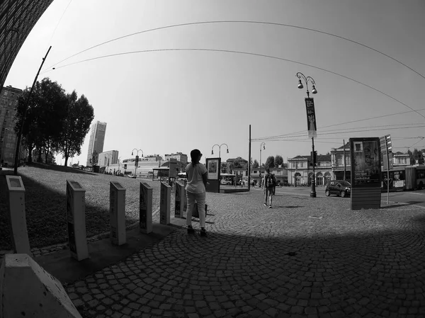 Порта-Суза в Турине черно-белым цветом — стоковое фото