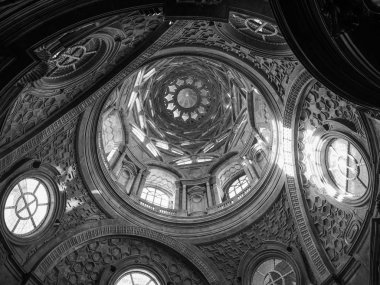 Torino'da Capella della Sindone da kubbede siyah ve beyaz