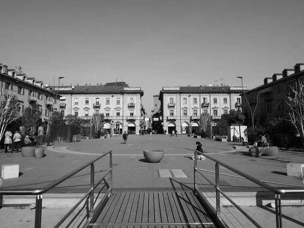 Plac Piazza Michele Ferrero w Alba w czerni i bieli — Zdjęcie stockowe