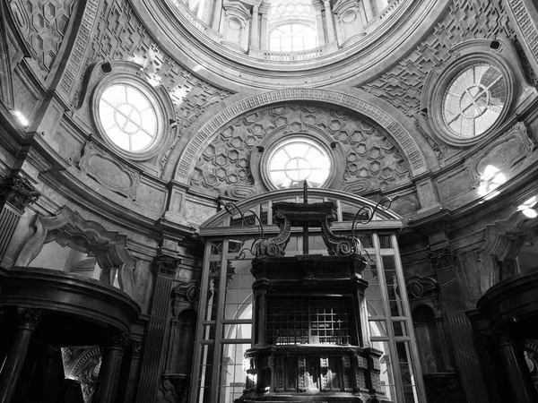 Cappella della Sindone dome v Turíně v černé a bílé — Stock fotografie