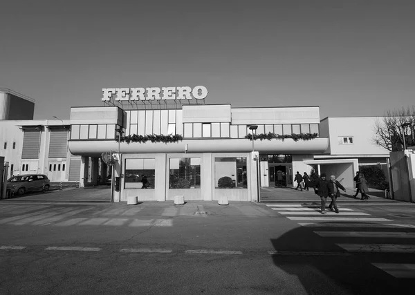 Sede de Ferrero en Alba en blanco y negro — Foto de Stock