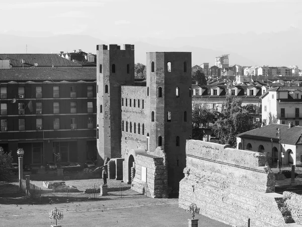 波塔帕拉蒂纳 (帕拉廷门) 在都灵在黑色和白色 — 图库照片