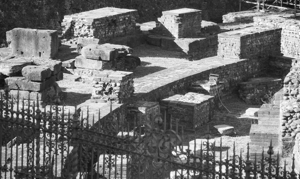 Ruinas del Teatro Romano en Turín en blanco y negro — Foto de Stock