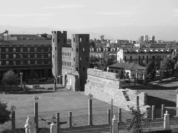 Porta Palatina (Palatin brána) v Turíně v černé a bílé — Stock fotografie