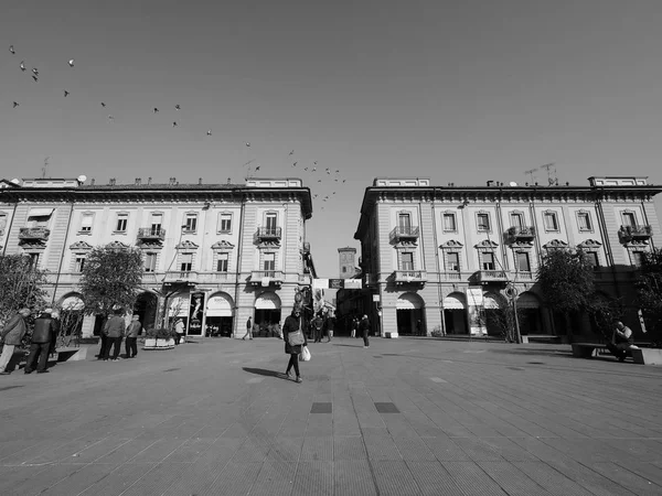 Torget Piazza Michele Ferrero i Alba i svart och vitt — Stockfoto
