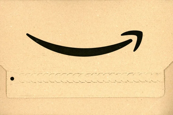 Логотип Amazon на посылке — стоковое фото