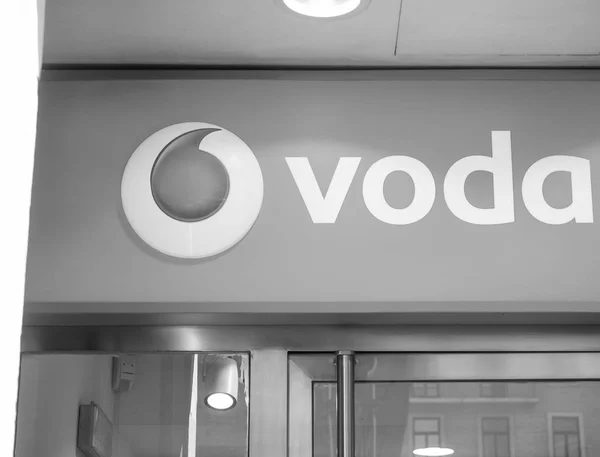 Vodafone (também abreviado como Voda) loja em Turim em preto a — Fotografia de Stock