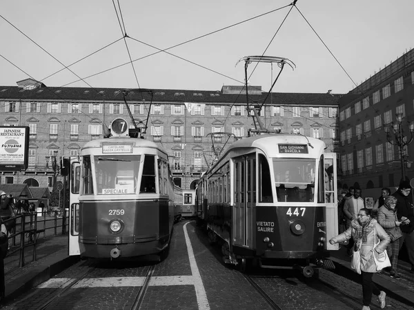 Straßenbahn der Baujahre 2759 und 447 beim Turin Trolley Festival in schwarz und — Stockfoto