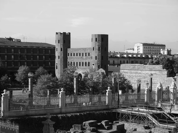 Porta Palatina (Poarta Palatină) în Torino în alb-negru — Fotografie, imagine de stoc