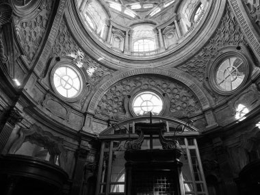 Torino'da Capella della Sindone da kubbede siyah ve beyaz