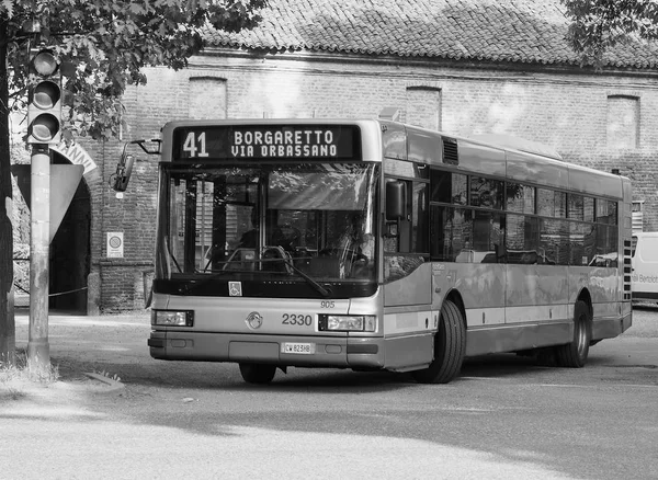 Publiczny transport autobusowy w czerni i bieli — Zdjęcie stockowe