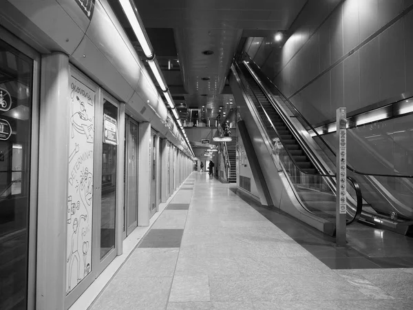 Tunnelbanestationen Lingotto i Turin i svart och vitt — Stockfoto