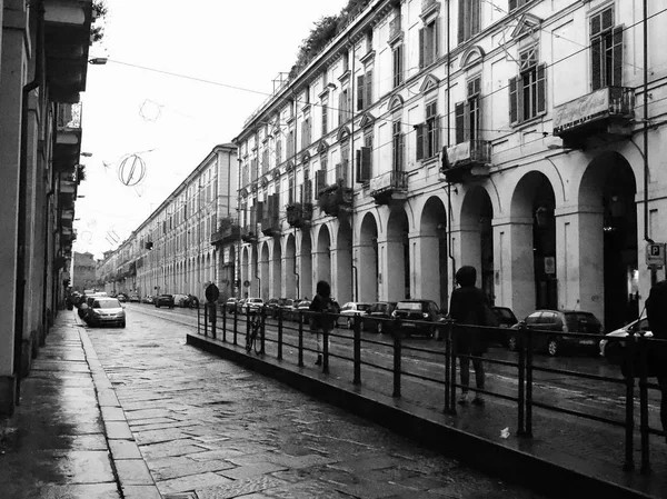 Personas en parada de autobús en Via Po en Turín, Italia en blanco y negro — Foto de Stock
