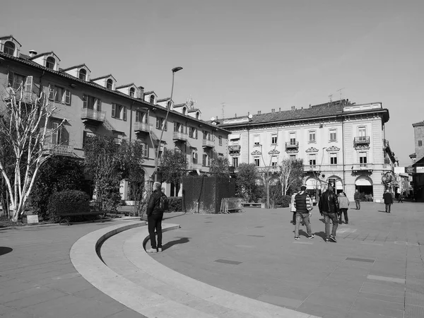 Michele Ferrero náměstí Piazza v Alba v černé a bílé — Stock fotografie