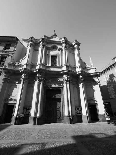 Chiesa SS Cosma e Damiano ad Alba in bianco e nero — Foto Stock