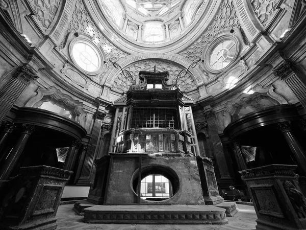 Dôme Cappella della Sindone à Turin en noir et blanc — Photo