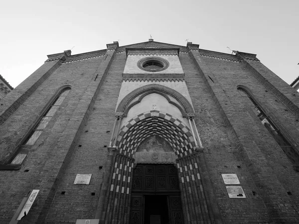 Iglesia de San Domenico en Alba en blanco y negro — Foto de Stock