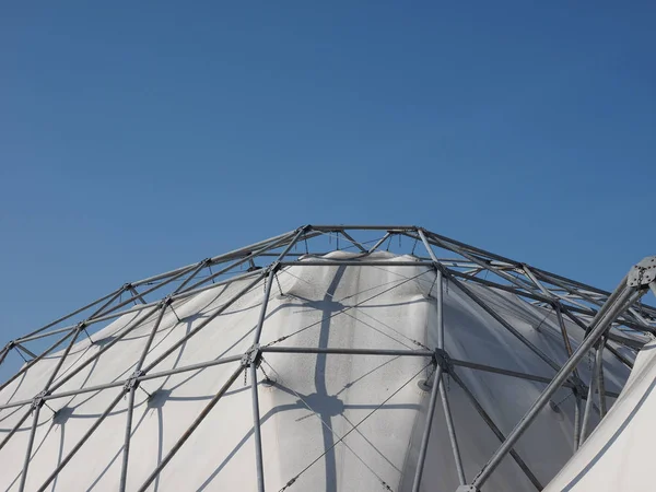 Estrutura de cúpula elástica exoesquelética geodésica — Fotografia de Stock