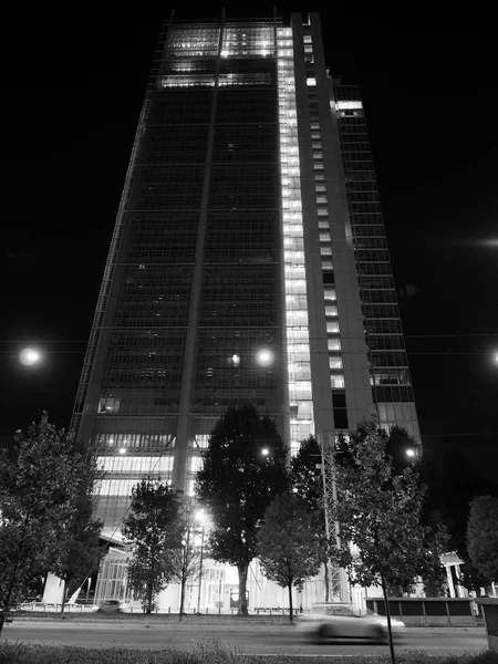 Gratte-ciel Intesa San Paolo à Turin en noir et blanc — Photo